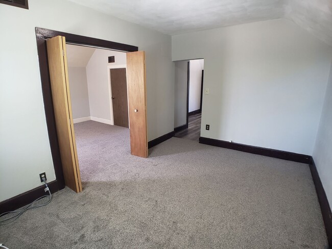 Building Photo - 910 Rice Lk St