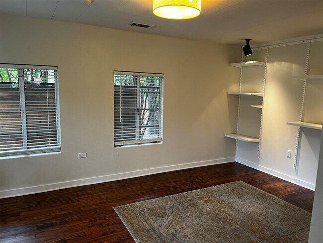 Foto del edificio - 1011 E 9th St