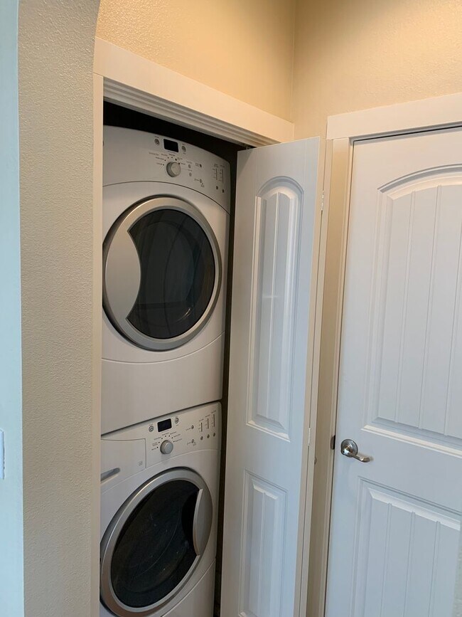 Building Photo - Available Soon in Sunnyvale: 2 Bed, 2.5 Ba...