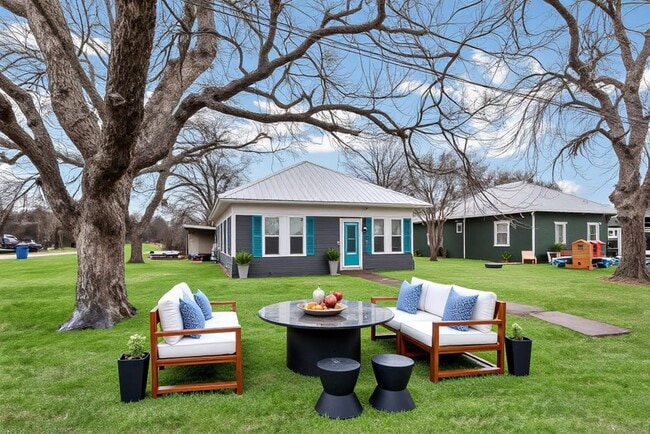 Building Photo - For Rent – 3 Bed / 1 Bath Home with Huge B...