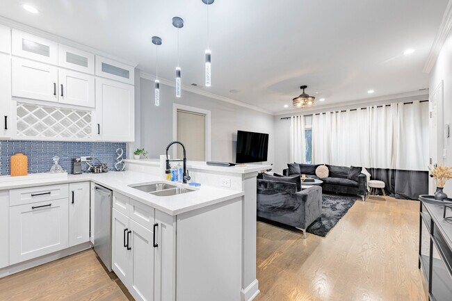 Foto del edificio - 4634 S Langley Ave