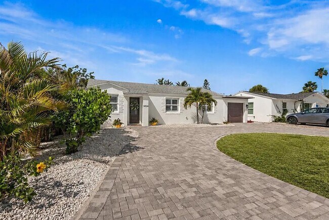 Foto del edificio - Coastal Luxury Living Just Minutes from Madeira Beach - 3bed | 2 bath