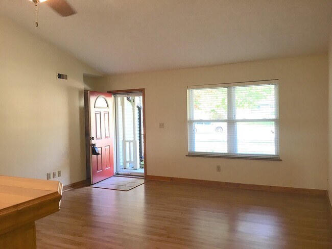 Building Photo - Great 3 Bedroom 2 Bathroom Ranch Home in S...