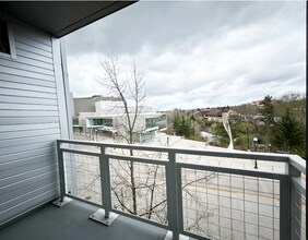 Building Photo - 12600 SW Crescent St