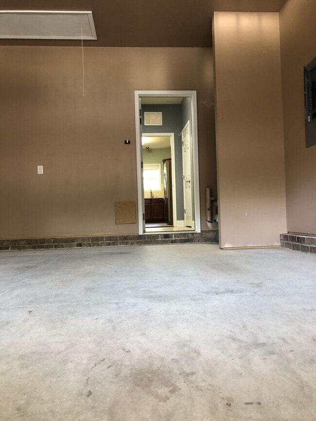 Building Photo - Stunning 3 bedroom, 2 1/2 bath 2 story home