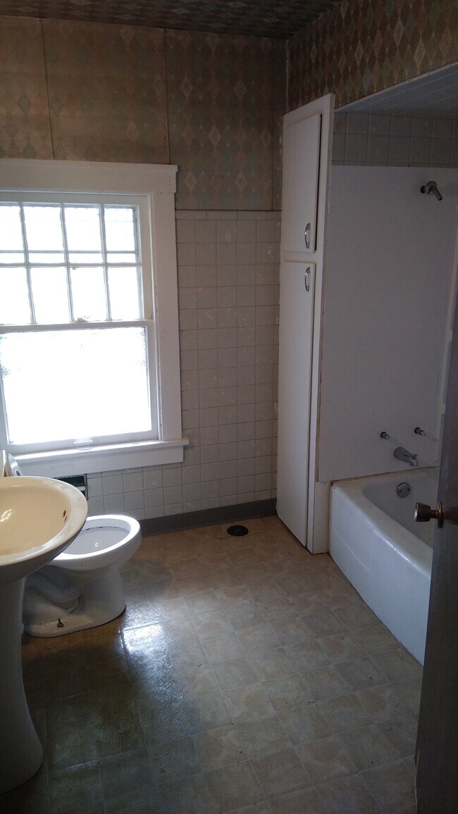 2133 N Wisconsin Ave, Peoria, IL 61603 House Rental in Peoria, IL