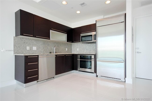 Building Photo - 950 Brickell Bay Dr