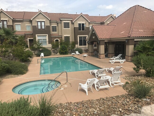 Foto del edificio - Beautiful Townhouse - Gated Community - Co...