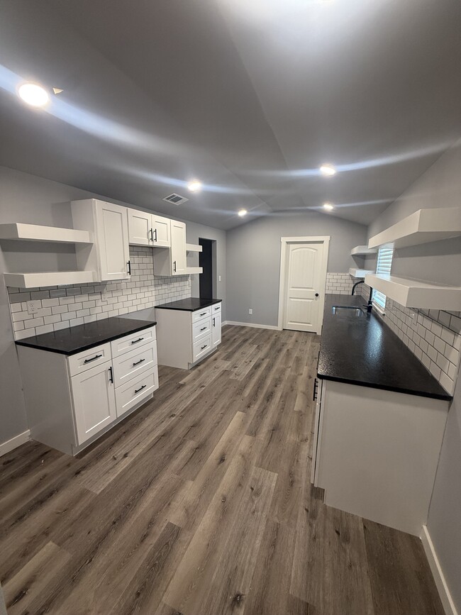 Foto del edificio - 5090 E Huntsville Rd