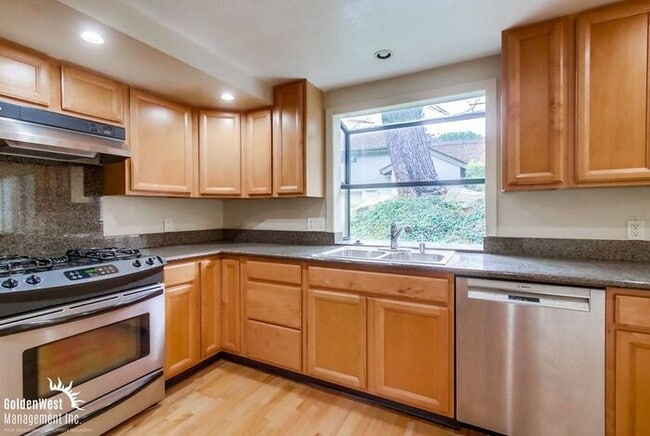 Building Photo - Beautiful Condo 2Bdm 2.5 Ba in the Heart o...