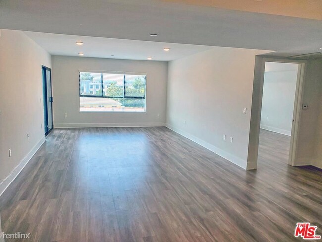 Building Photo - 5030 Rosewood Ave