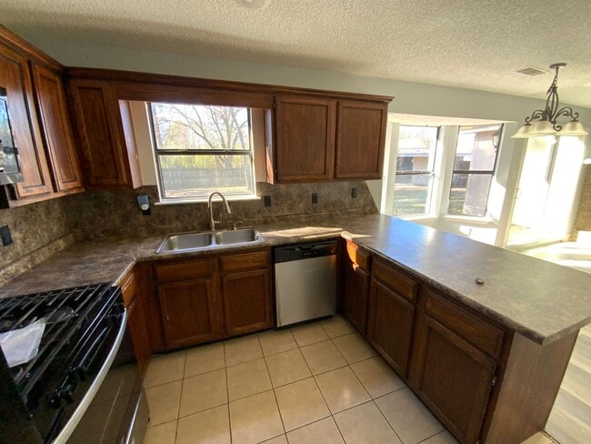 Building Photo - 2817 Forest Dr