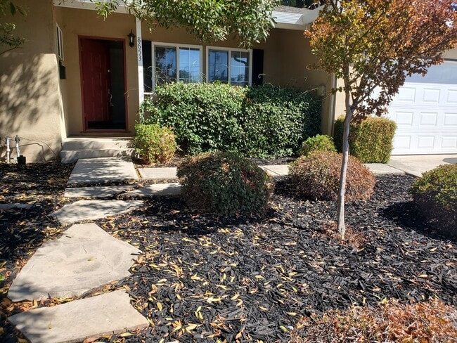 Building Photo - Gorgeous 3 bedroom 2 bath home with 2 car ...