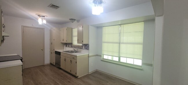 Building Photo - Beautiful 3 bedroom/2 bath with fireplace and huge covered back patio!