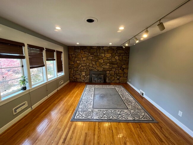 Building Photo - 226 Orchard Ln