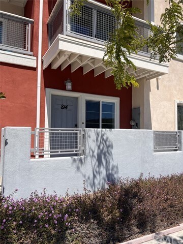 Building Photo - 814 Lawrence Dr