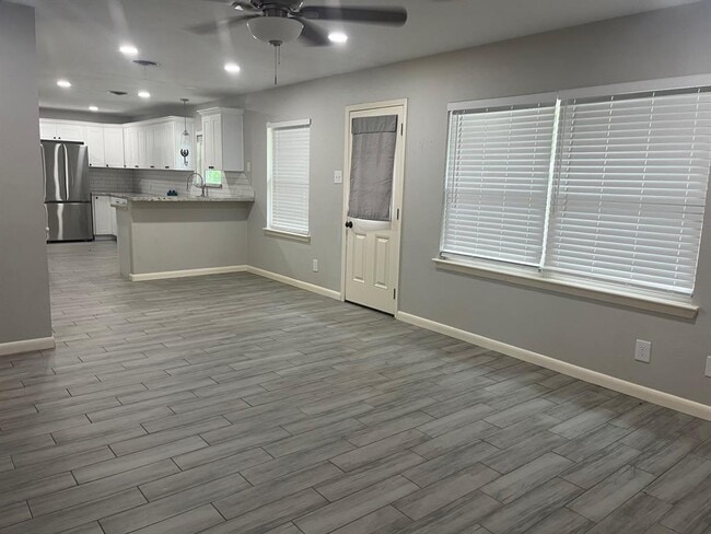 Building Photo - 603 Center Way