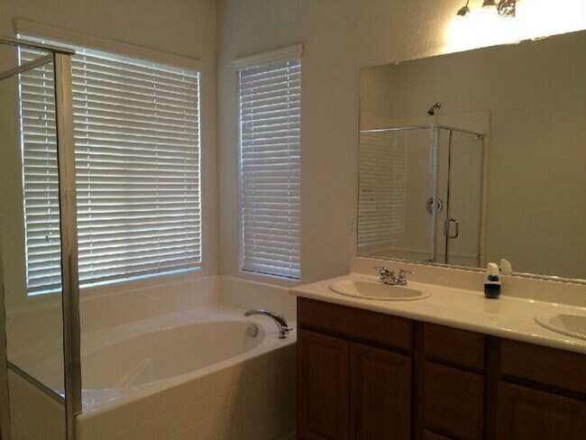 Foto del edificio - First Show: The first open showing is on Wed 3/25 at 4pm. Please be prompt. We will be processing...