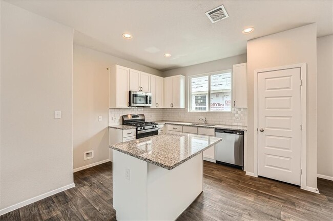 Building Photo - 141 Bluestem Dr