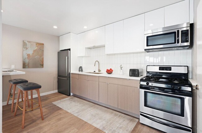 Foto del edificio - Awesome Updated 1 Bedroom apartment @ The Steelio with parking, pool and AC! EV Chargers!