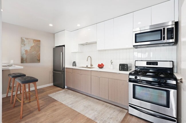 Building Photo - Awesome Updated 1 Bedroom apartment @ The Steelio with parking, pool and AC! EV Chargers!