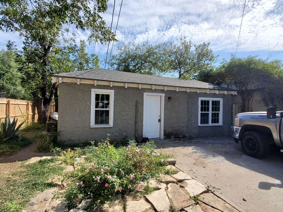 Foto principal - Beautifully Remodeled Two Bedroom home!