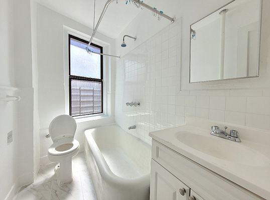 Foto del edificio - 1 bedroom in BRONX NY 10467