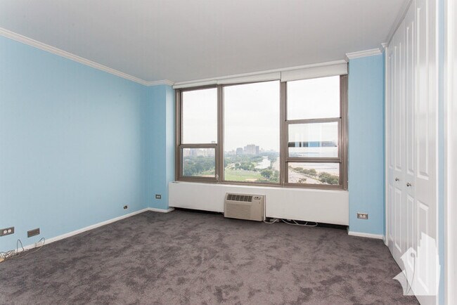 Building Photo - Beautiful 2 Bedroom Condo in Gold Coast!