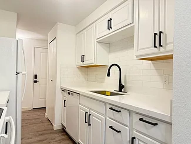 Building Photo - Updated Bellevue Condo with Rare 2 Reserve...