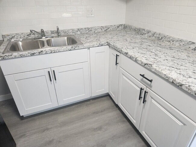 Foto del edificio - NEWLY RENOVATED 2BD/1BA – CALL TODAY NORTH...