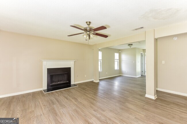 Foto del edificio - 3340 Glen Hollow Dr