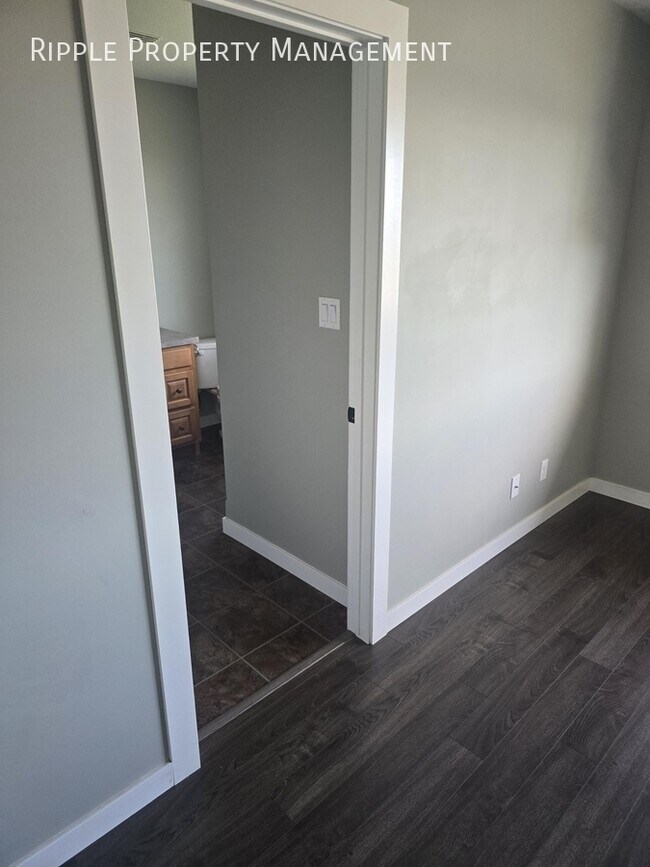 Photo du bâtiment - Modern 3 Beds, 2 Baths Main Floor/ Upper |...