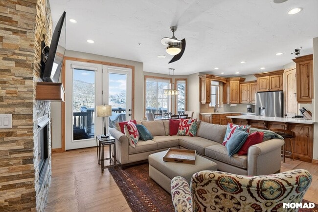 Foto del edificio - 3042 Lower Saddleback Rd