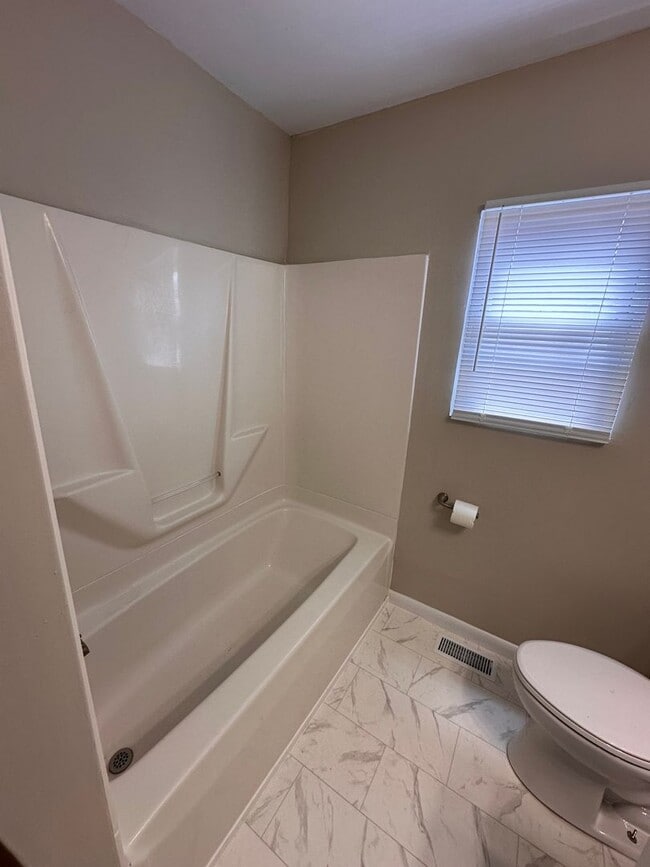 Foto del edificio - NEWLY REMODELED!! 3 bed 1 bath North East Indy