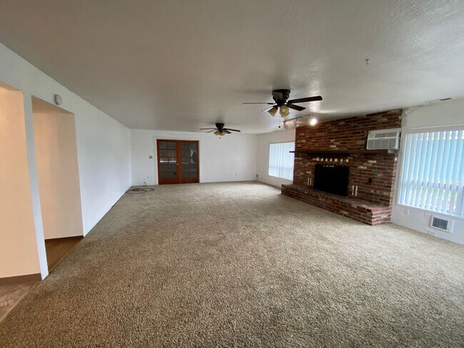 Foto del edificio - Large Four Bedroom House with a Yard!