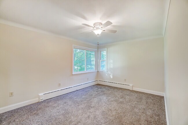 Building Photo - 883 Sand Ridge Rd
