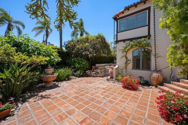 Foto del edificio - Kensington Exceptional Location 4Bed 3.5 Bath Private Gated Spanish Estate like property