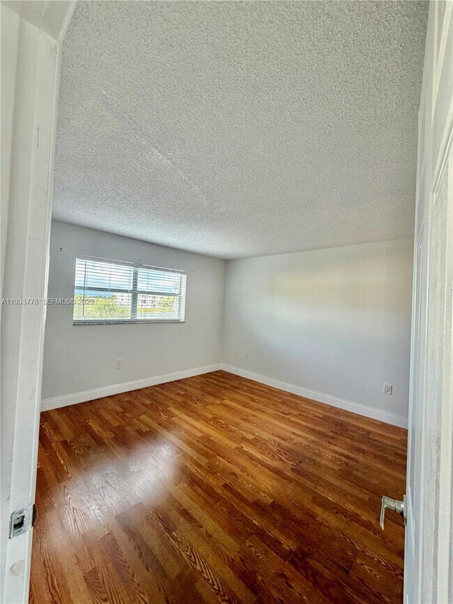 Foto del edificio - 8350 Sunrise Lakes Blvd