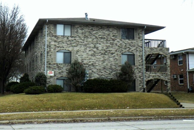 Building Photo - 701 Bowery St