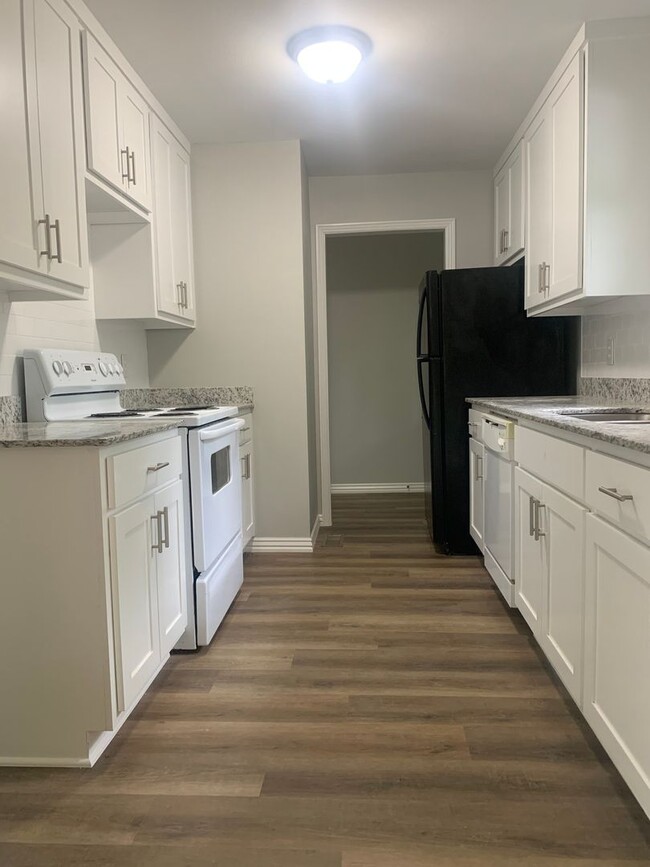 Building Photo - NEWLY REMODELED 2 BEDROOM 1.5 BATHROOM HOME!