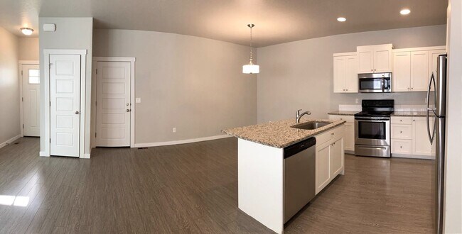 Foto del edificio - Newer Townhome