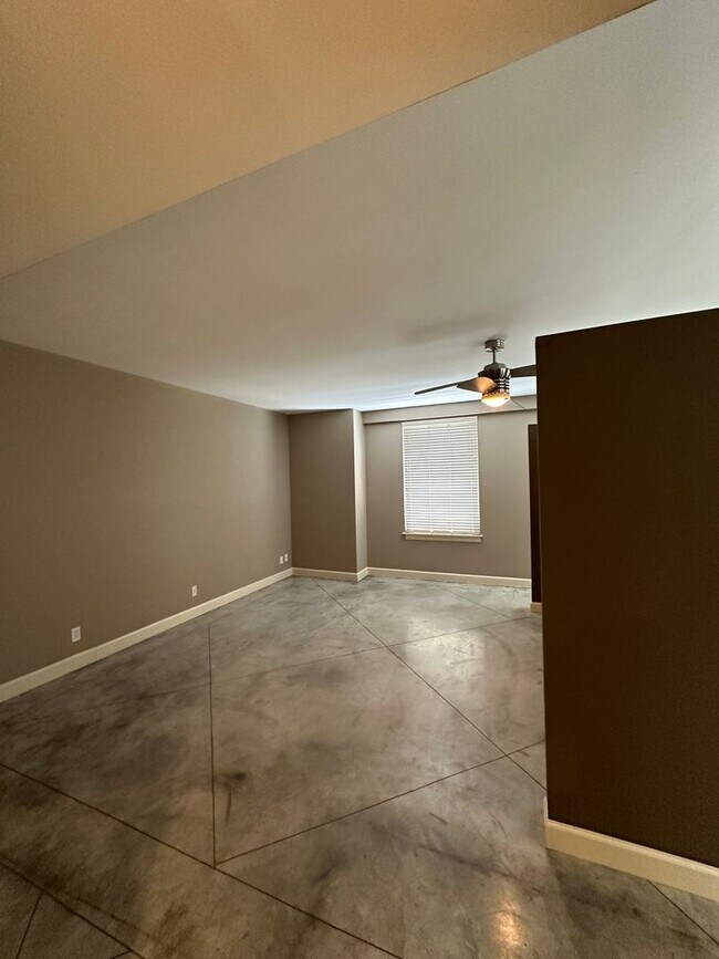 Foto del edificio - INCLUDES GARAGE PARKING AND INDOOR POOL! 1 BR/1 BA Downtown Memphis Condo in the Historic Claridg...