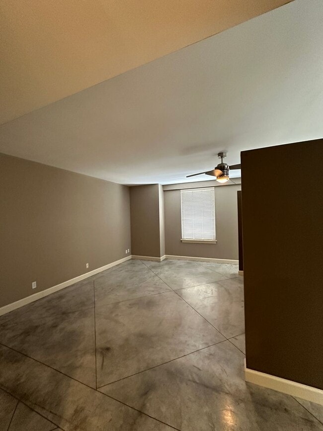 Building Photo - INCLUDES GARAGE PARKING AND INDOOR POOL! 1 BR/1 BA Downtown Memphis Condo in the Historic Claridg...