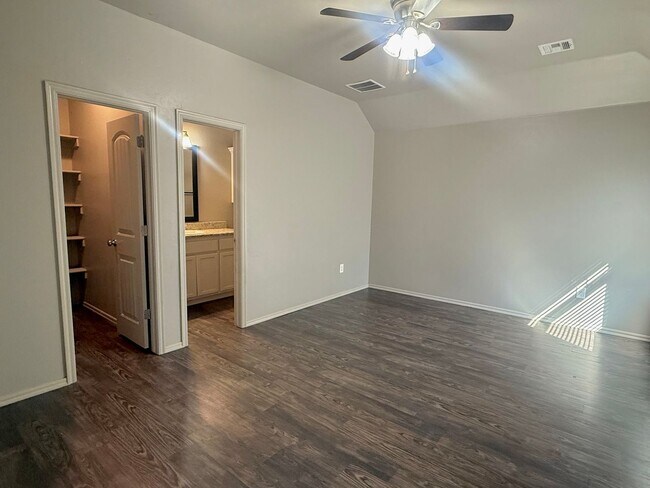 Foto del edificio - Beautiful 3 Bed 2 Bath Duplex in Surrey Hills!!