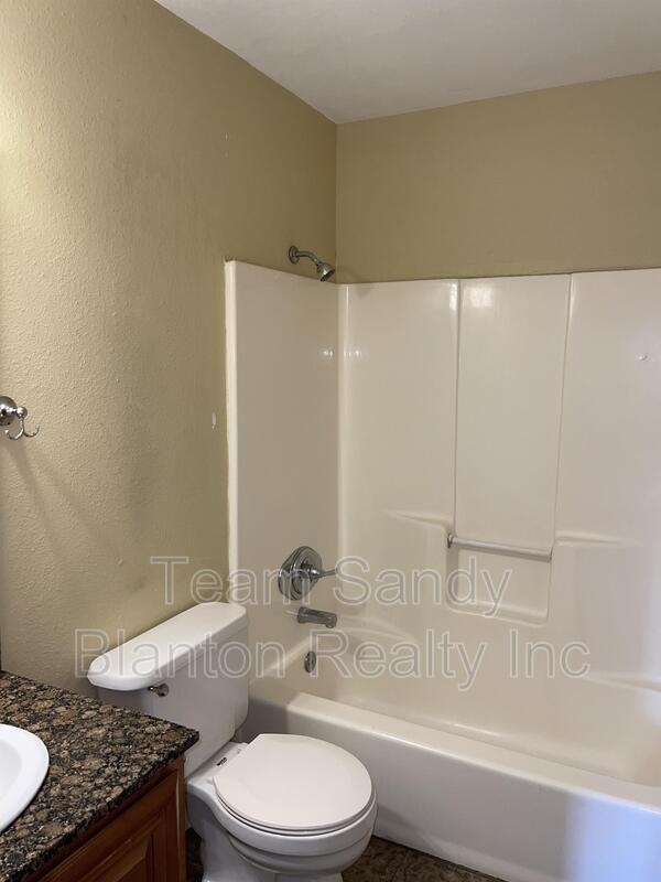 Foto del edificio - 8810 Fowler Ave