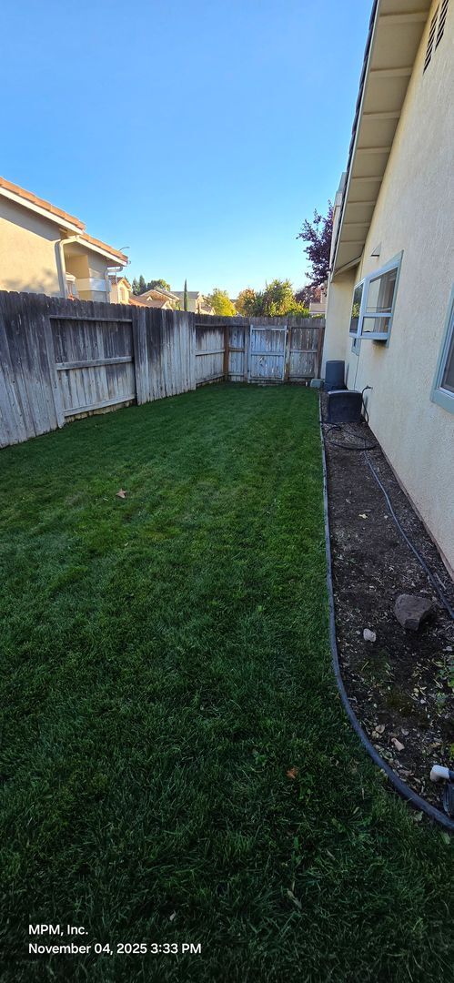 Building Photo - 3 bedroom 2 Bath home with garage, yard an...