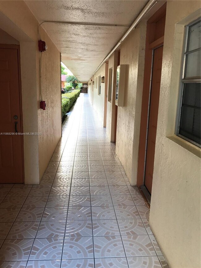 Foto del edificio - 3551 NE 169th St