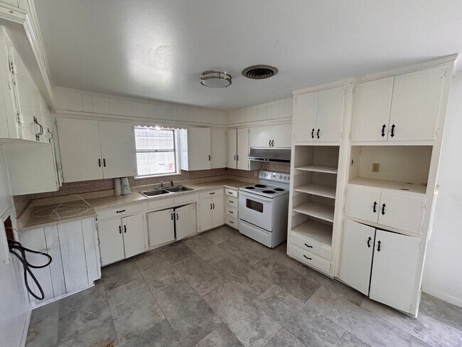 Building Photo - Single Family Ranch
