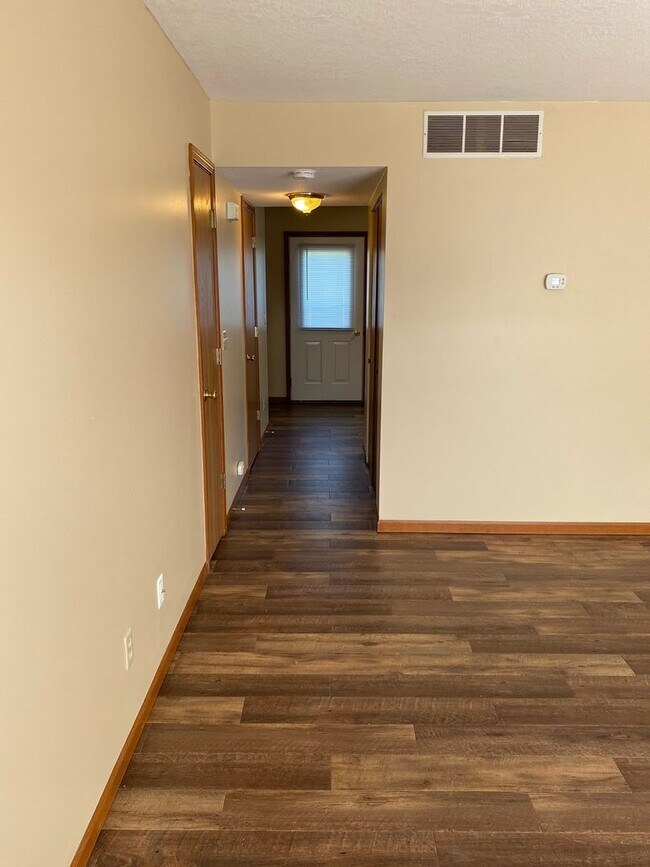 Foto del edificio - New Listing!!! 2 Bedroom in Albion!!!