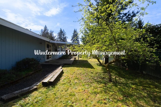 Building Photo - Bright and Charming 3 bed Rambler in Convenient Port Orchard Location